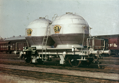 883077 Afbeelding van de silowagen (blaas- en druksilowagen) nr. NS 599602 van Pieter Bon voor het vervoer van ...